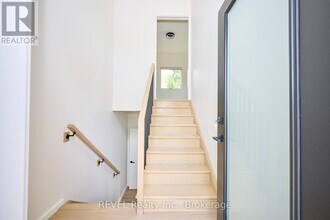 5361 Valley Wy in Niagara Falls, ON - Building Photo - Building Photo