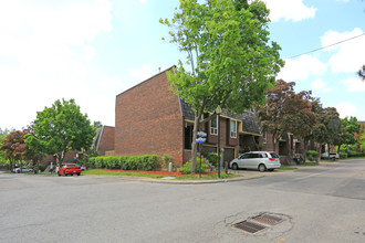 Willowood Townhomes in Toronto, ON - Building Photo - Building Photo