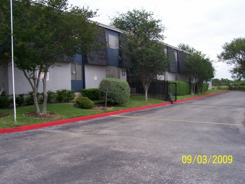 McMullen Square Apartments in San Antonio, TX - Building Photo