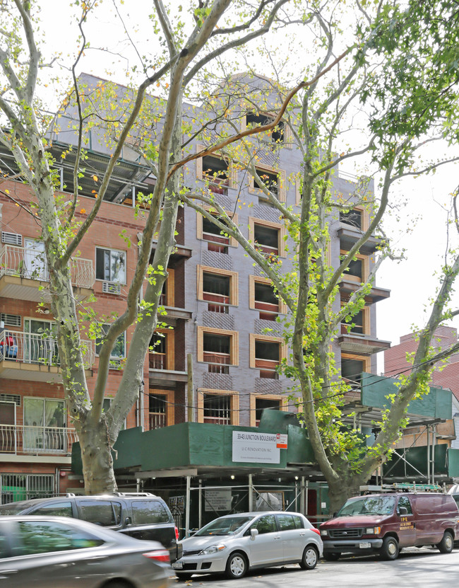 33-43 Junction Blvd in Jackson Heights, NY - Foto de edificio - Building Photo