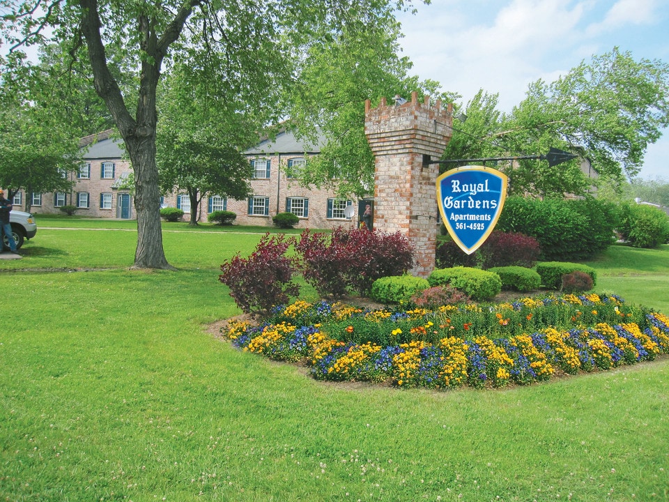 Royal Gardens in Louisville, KY - Building Photo