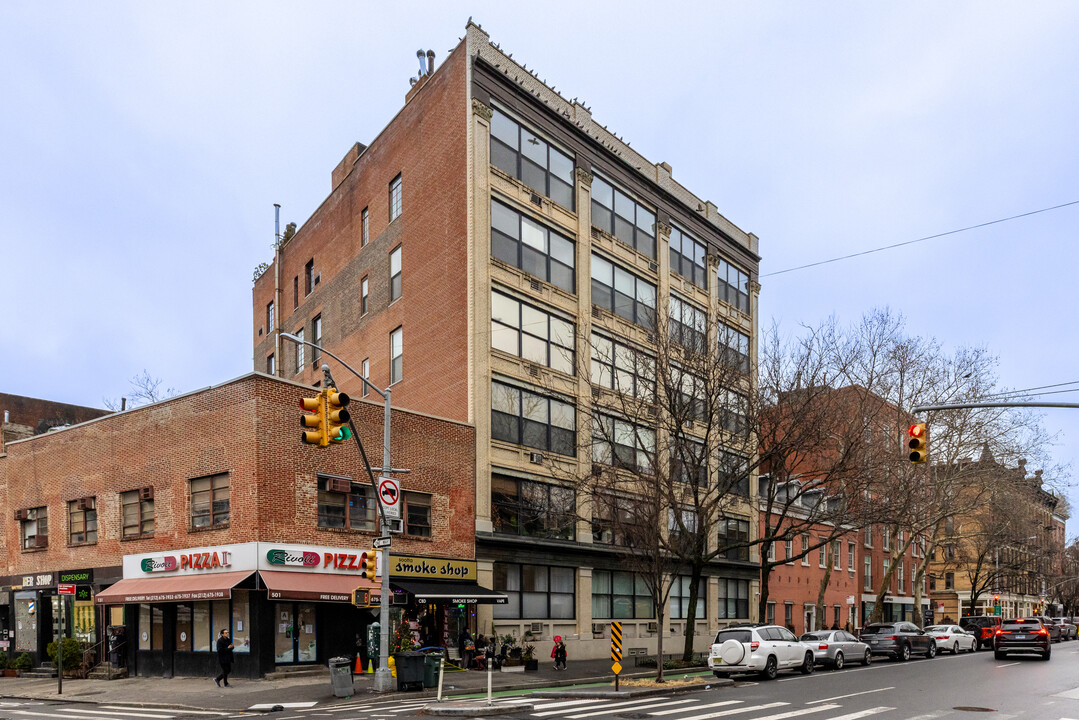 511 Hudson St in New York, NY - Building Photo