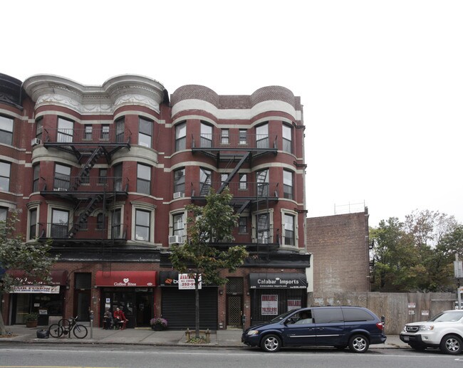 820 Washington Ave in Brooklyn, NY - Foto de edificio - Building Photo