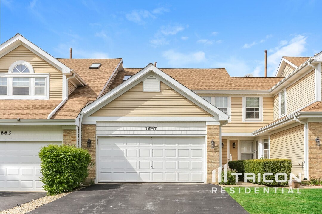 1657 St Ann Dr in Hanover Park, IL - Building Photo