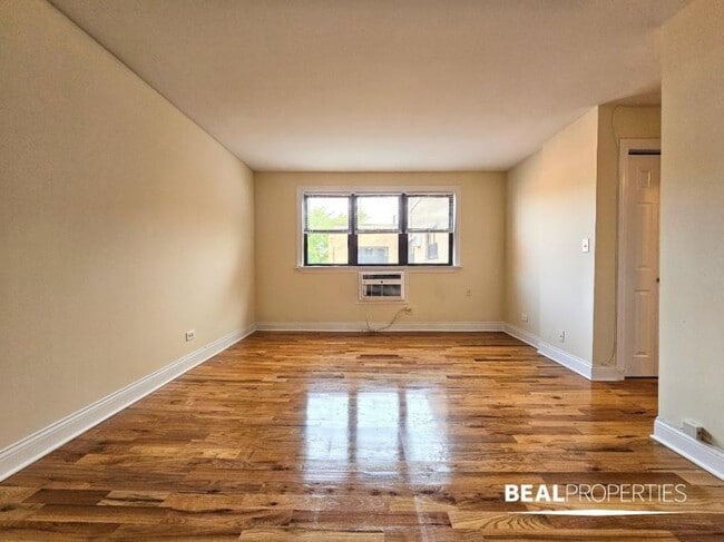 555 W Arlington Pl in Chicago, IL - Building Photo - Building Photo