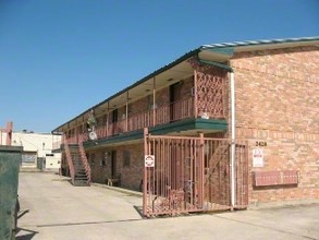 Louise St Apartments I in Denton, TX - Building Photo - Building Photo