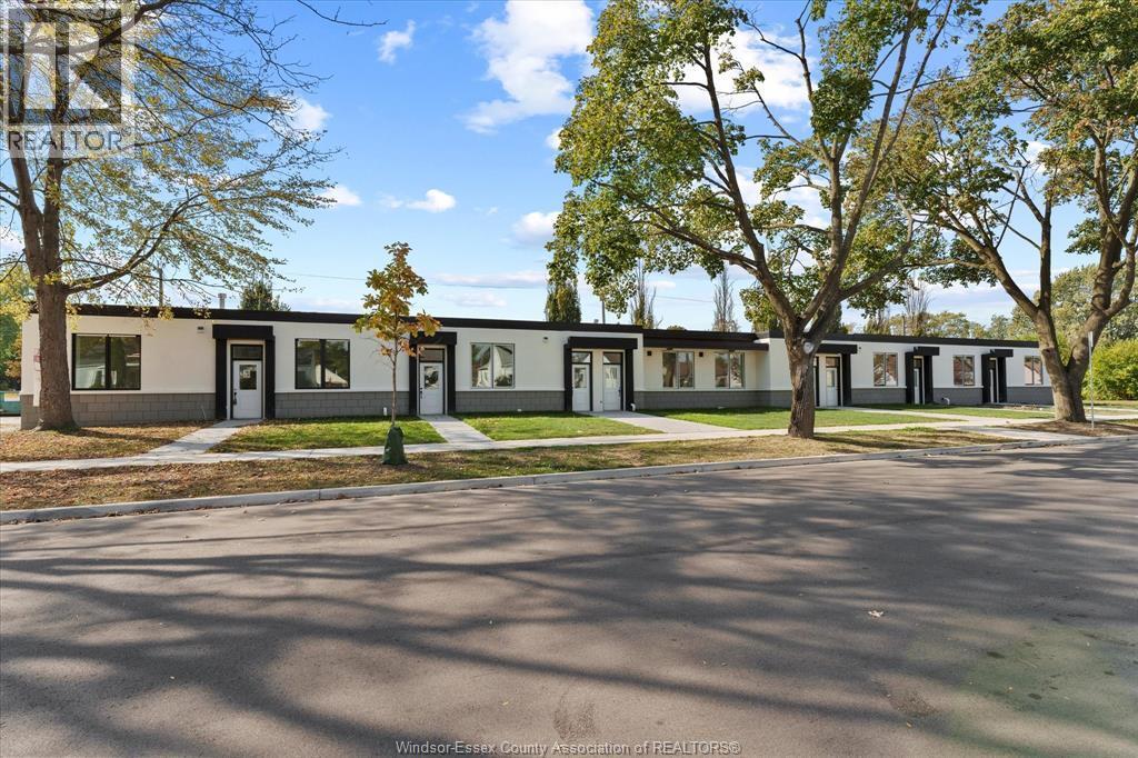 2275 Wellesley Ave in Windsor, ON - Building Photo