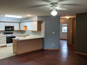 2266 Holiday Rd in Coralville, IA - Building Photo - Building Photo