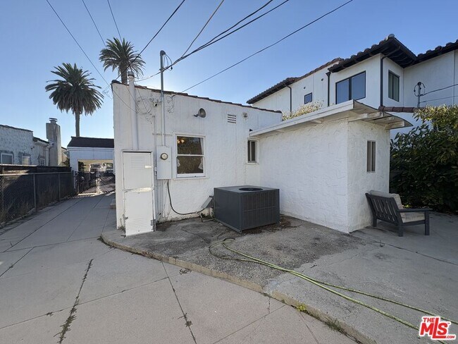 2038 Malcolm Ave in Los Angeles, CA - Building Photo - Building Photo