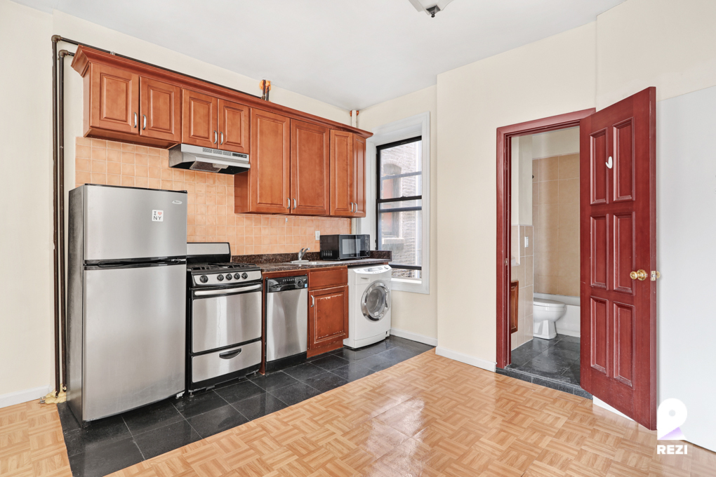 118 W 109th St-Unit -3R in New York, NY - Building Photo
