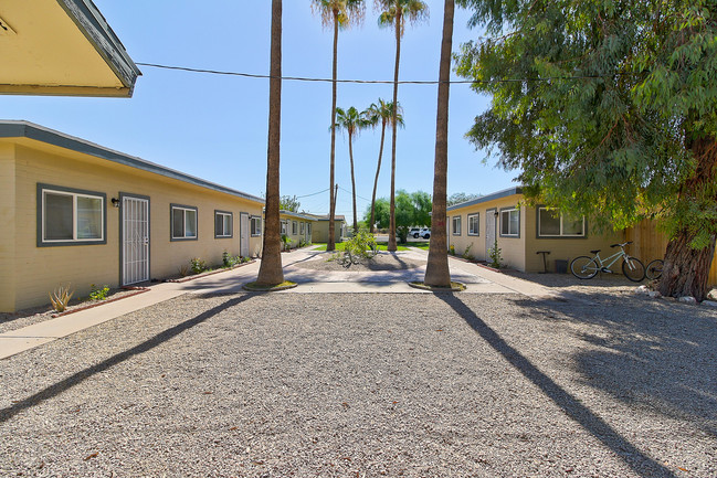 Longview Apartments in Phoenix, AZ - Building Photo - Primary Photo