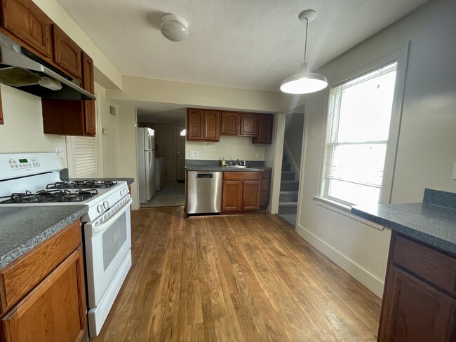 25 Oakland St, Unit 1 in Newton, MA - Building Photo - Building Photo