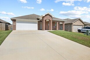 6007 NW Hoover St in Bentonville, AR - Building Photo