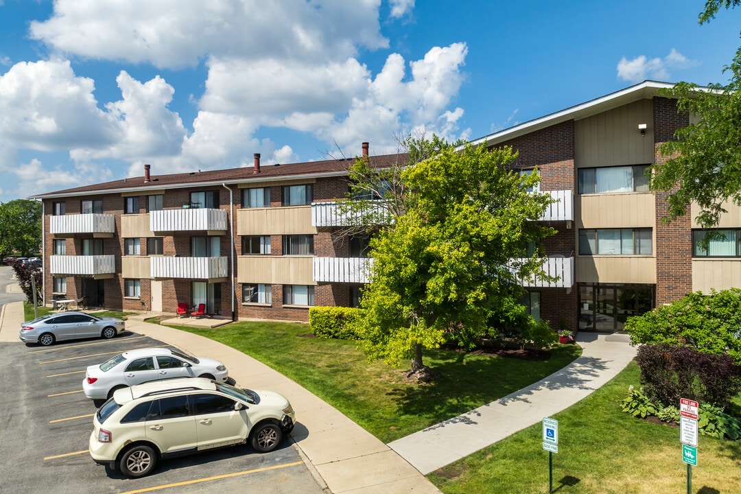 1000 Bayside Dr in Palatine, IL - Building Photo