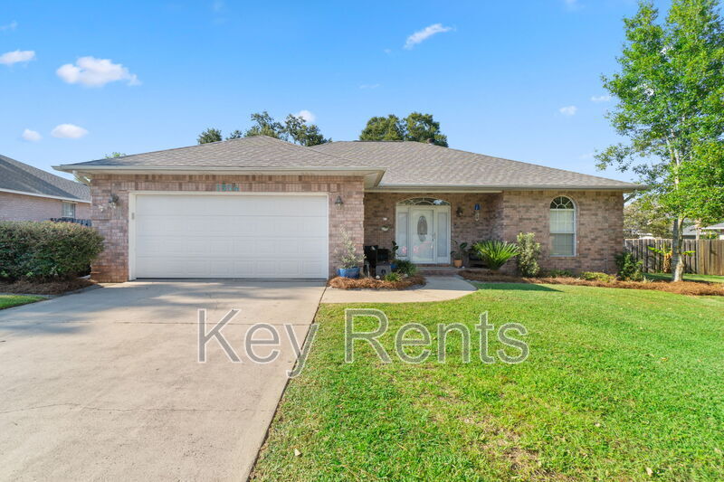 1504 Muirfield Rd in Gonzalez, FL - Building Photo