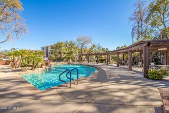 5345 E Van Buren St in Phoenix, AZ - Building Photo - Building Photo