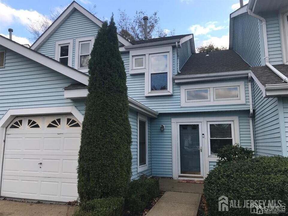 93 Van Liew Ct in East Brunswick, NJ - Building Photo