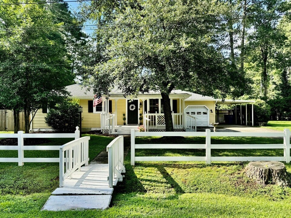 1001 Tulip Dr in Chesapeake, VA - Building Photo