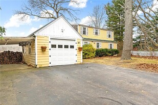 88 Woodsia Rd in Narragansett, RI - Foto de edificio - Building Photo