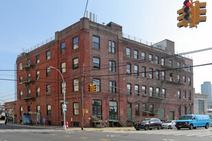 901 44th Dr in Long Island City, NY - Building Photo