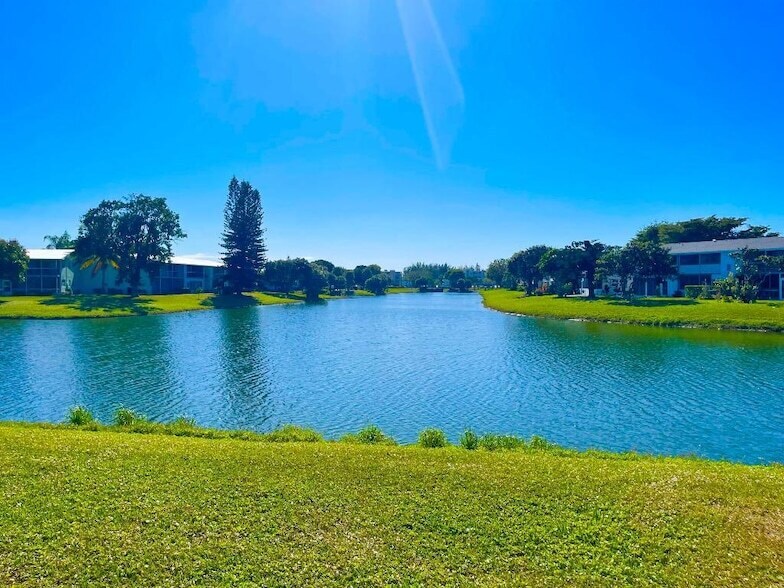 34 Kent C, Unit 34 in West Palm Beach, FL - Building Photo