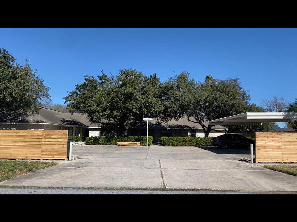 2132 W Iris Ave, Unit 3 in McAllen, TX - Building Photo