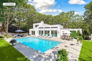 45 Peconic Hills Dr in Southampton, NY - Building Photo