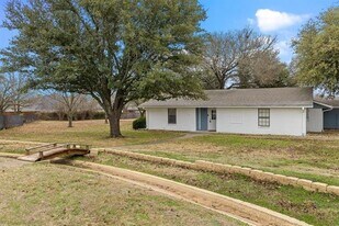 102 Bowie Cove in Gainesville, TX - Building Photo