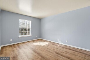 5902 Cove Landing Rd in Burke Centre, VA - Building Photo