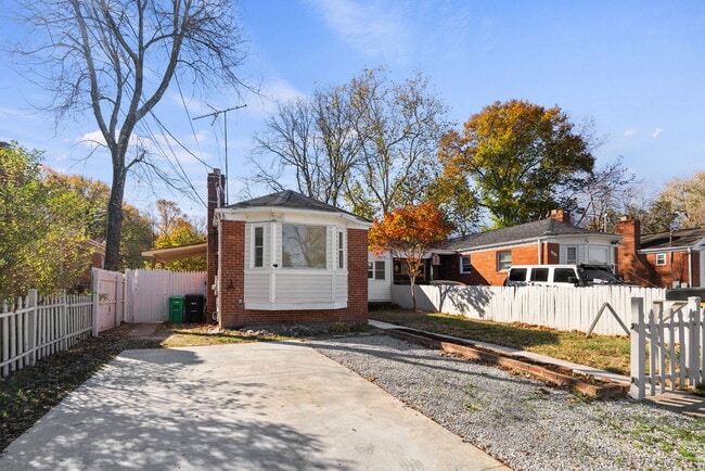 2419 Sheridan St in Hyattsville, MD - Foto de edificio - Building Photo