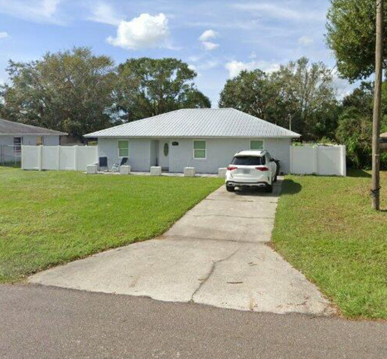 424 Honey Bee Ln in Polk City, FL - Building Photo