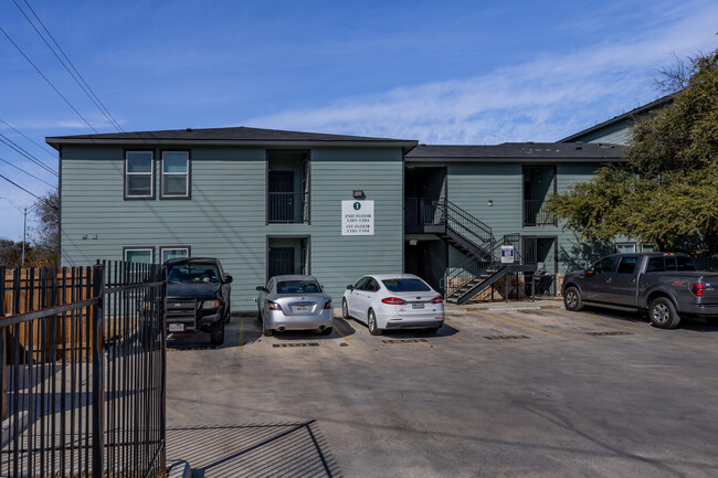 Canterbury Apartments in San Antonio, TX - Building Photo - Building Photo