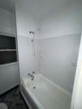 1872 Lampson Rd in Cleveland, OH - Foto de edificio - Building Photo