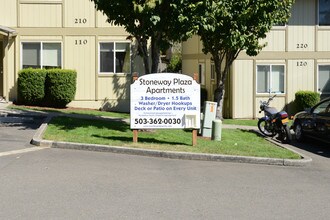 Stoneway Plaza Apartments in Salem, OR - Building Photo - Building Photo