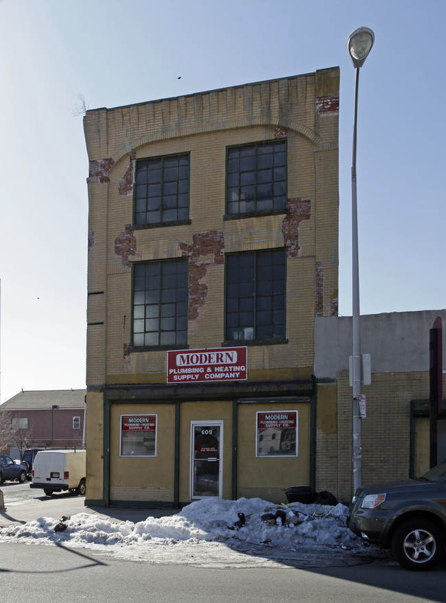 609 Communipaw Ave in Jersey City, NJ - Building Photo - Building Photo