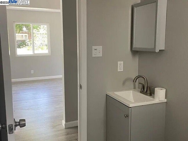 1285 Russell Way in Hayward, CA - Building Photo - Building Photo