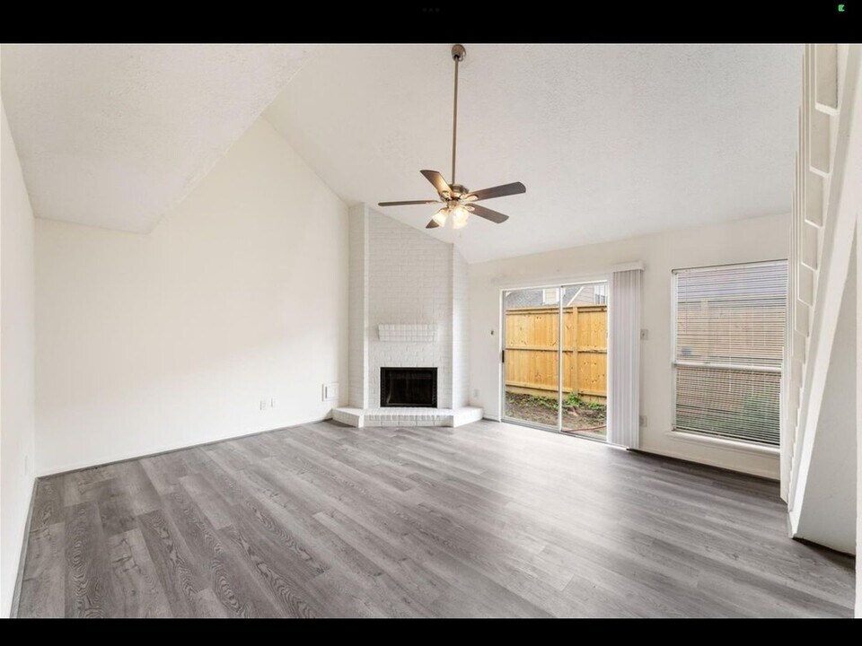 6422 Chatham Island Ln in Houston, TX - Building Photo