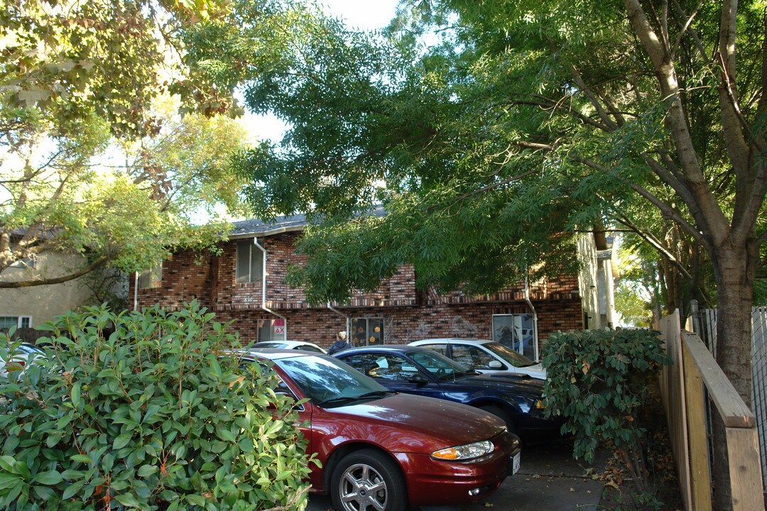 831 W 5th St in Chico, CA - Foto de edificio