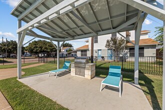 Hampton Townhomes in Crowley, TX - Foto de edificio - Building Photo