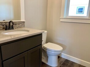 2584 NW Hemlock Ave in Redmond, OR - Foto de edificio - Building Photo