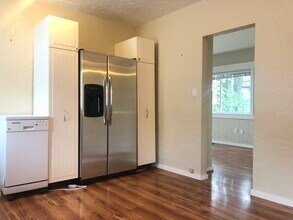 328 20th St E in North Vancouver, BC - Building Photo - Building Photo