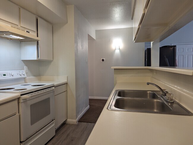 7200 W T C Jester Blvd, Unit 104 in Houston, TX - Foto de edificio - Building Photo