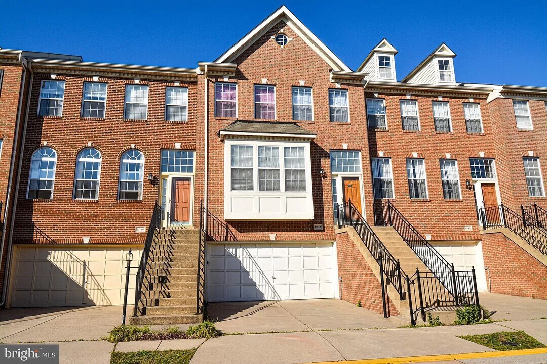 21138 Angela Square in Sterling, VA - Building Photo