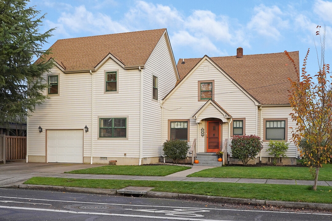 731 Elm St SW, Unit Upstairs Apartment in Albany, OR - Foto de edificio