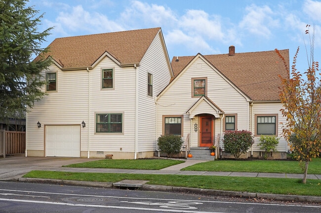 731 Elm St SW, Unit Upstairs Apartment