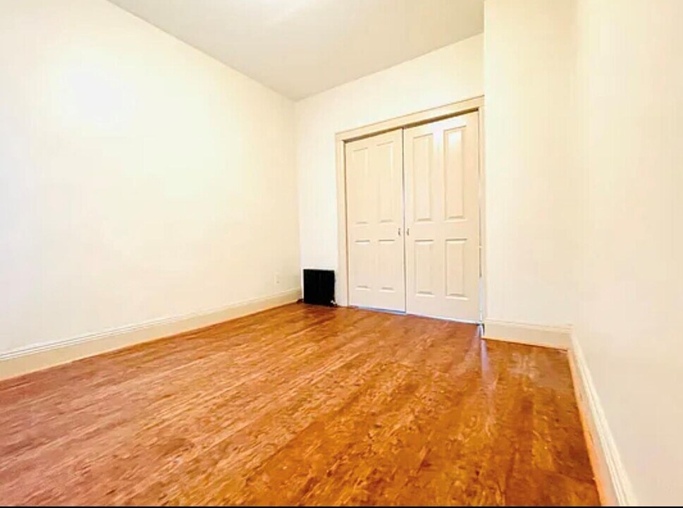 62-16 Myrtle Ave in Queens, NY - Building Photo