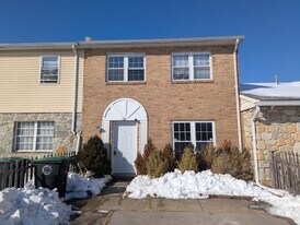 136 Colonial Square Pl in Lindenwold, NJ - Building Photo