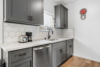 21 S Venice Blvd in Los Angeles, CA - Building Photo - Building Photo