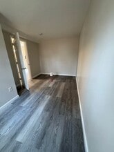 38 Mill St, Unit 1 in Pepperell, MA - Foto de edificio - Building Photo