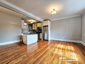 548 W Surf St, Unit 2 in Chicago, IL - Foto de edificio - Building Photo